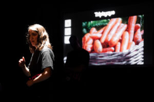 Improvisatrice en train de jouer à partir d'une photo de carottes