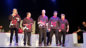 Joueur.euse dans la patinoire lors d'un match d'impro